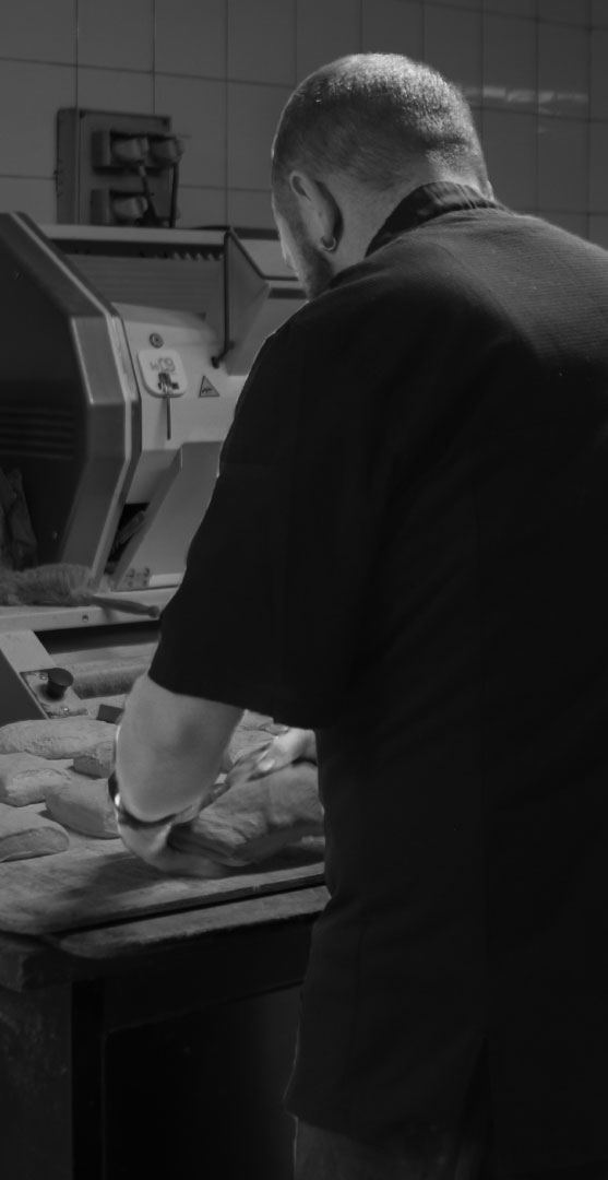 Artisan boulanger façonnant le pain